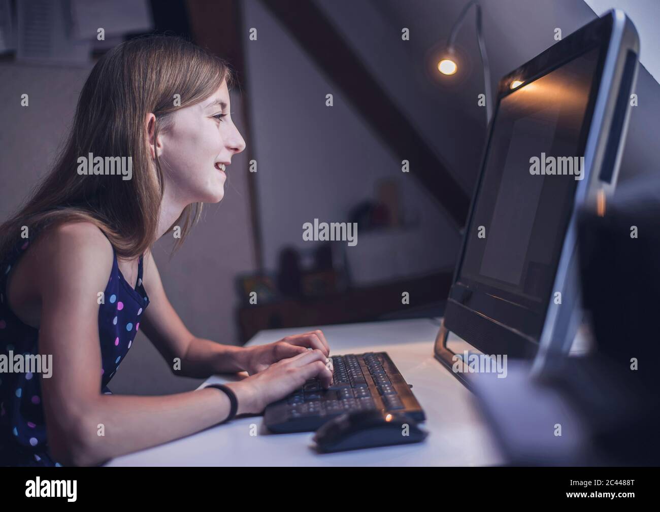 Teenage girl using computer at home hi-res stock photography and images ...