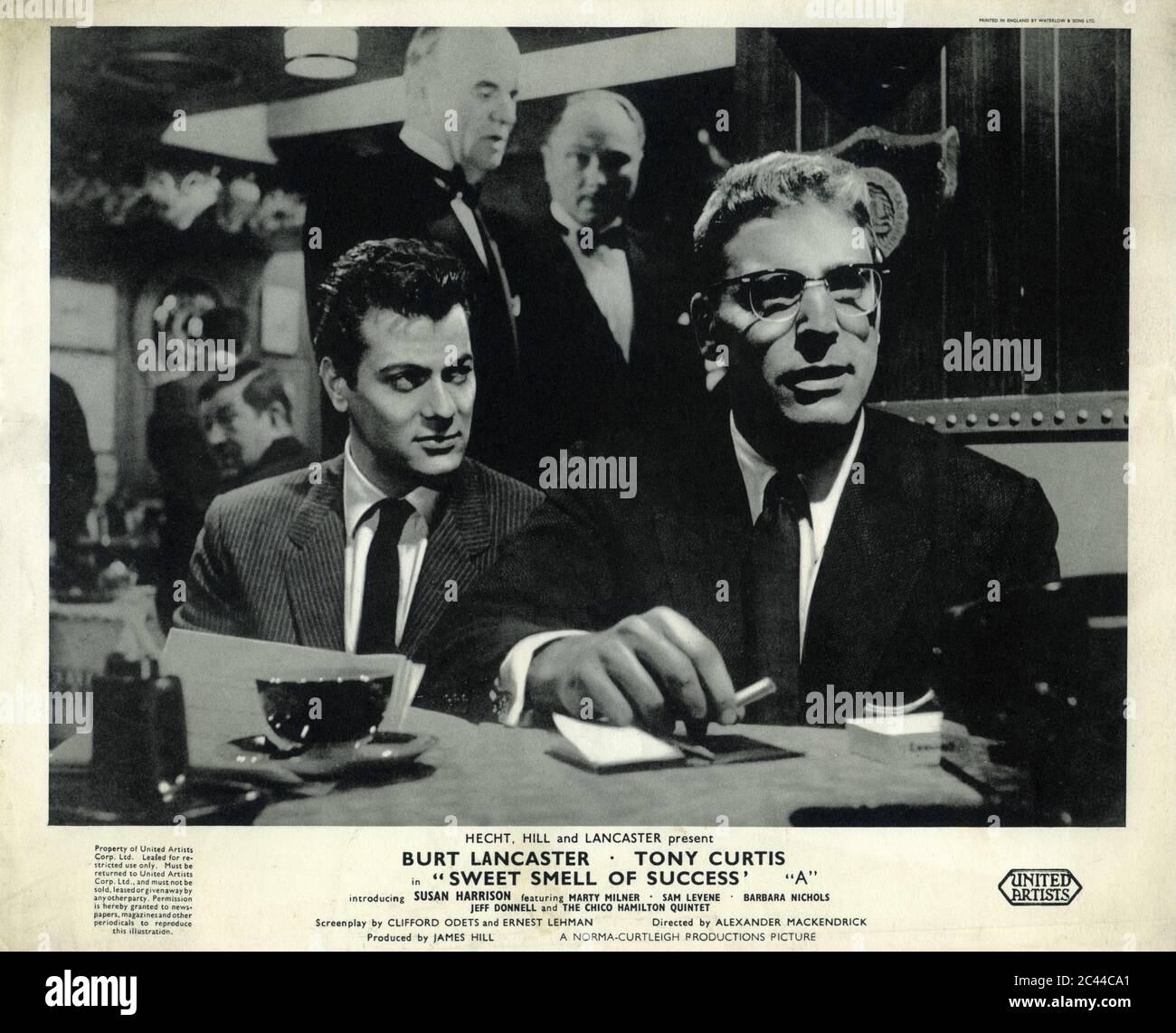 TONY CURTIS as Sidney Falco and BURT LANCASTER as J.J. Hunsecker in SWEET SMELL OF SUCCESS 1957 director ALEXANDER MACKENDRICK novel Ernest Lehman screenplay Clifford Odets and Ernest Lehman Norma Productions / Curtleigh Productions / Hecht-Hill-Lancaster Productions / United Artists Stock Photo