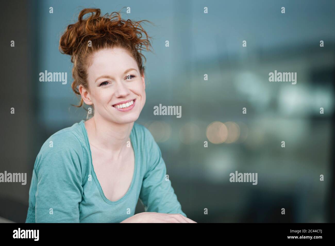 Woman smiling outdoors hi-res stock photography and images - Alamy