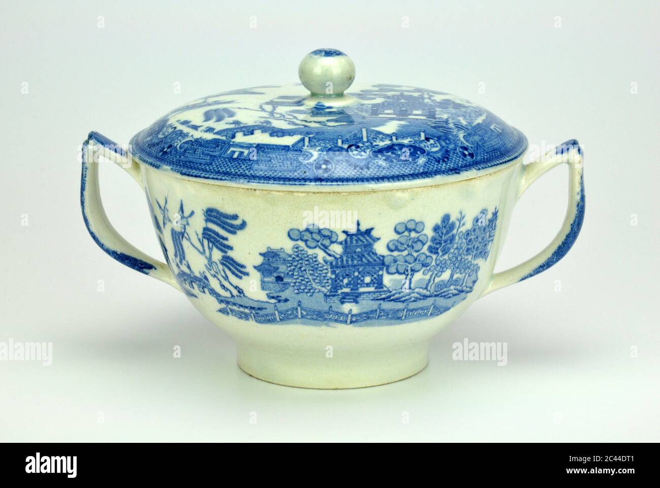 Chinese Willow Pattern Blue and White Transferware Sugar Bowl Stock Photo Alamy