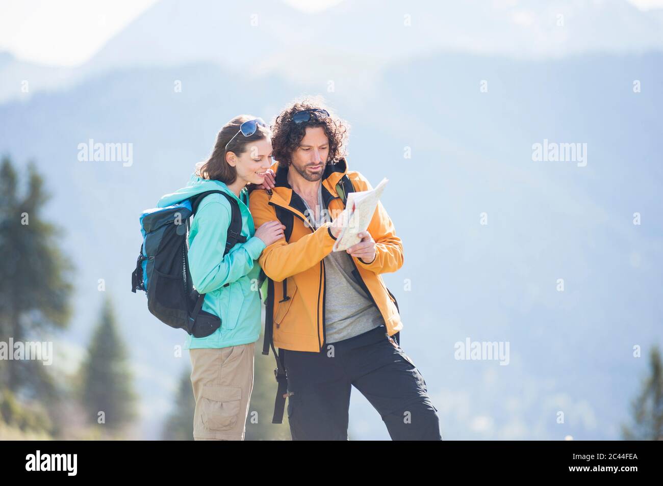 Hiking couple looking map hi-res stock photography and images - Alamy