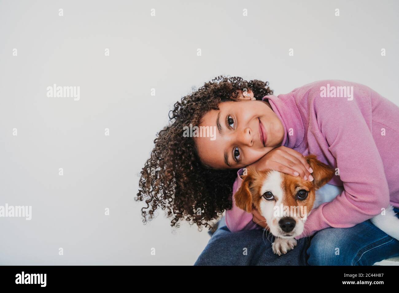 Portrait of smiling little girl and her dog Stock Photo - Alamy