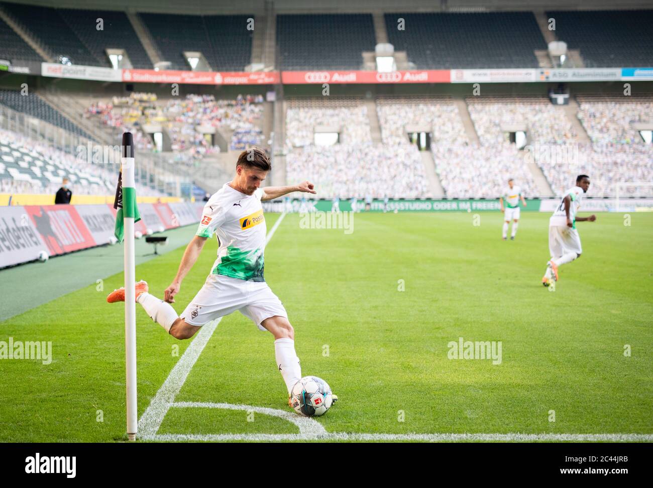 Borussia Park Moenchengladbach Germany 16.6.2020, Football: Bundesliga season 2019/20 matchday 32, Borussia Moenchengladbach (BMG, white) vs VfL Wolfsburg (WSBG, black) —  Jonas Hofmann (BMG) corner kick photos of fans have been put up in the stands Due to the Corona pandemic matches are played in empty stadiums without spectators  credit: Moritz Müller/POOL/via Kolvenbach   Editorial use only! Stock Photo