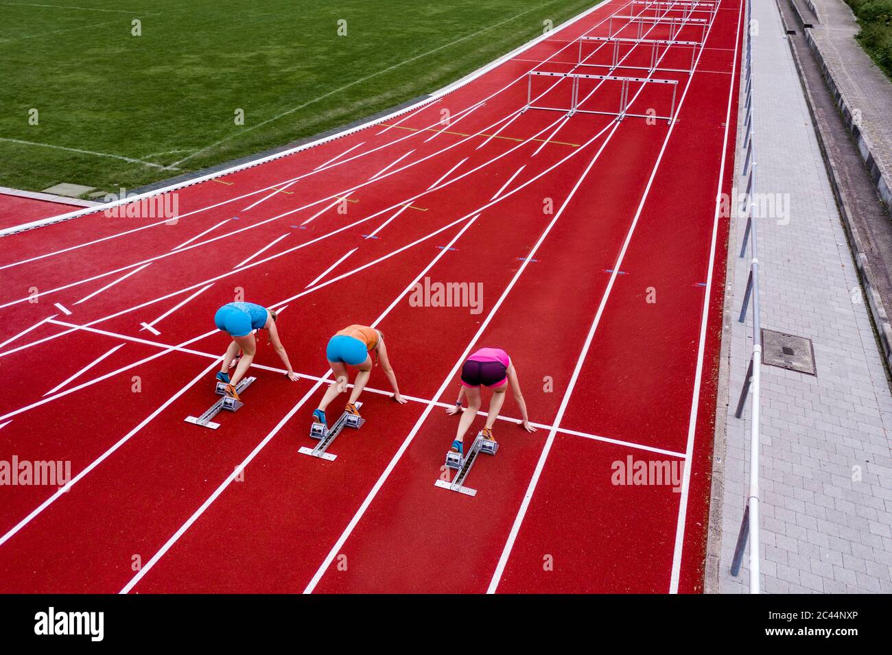 Women track race start hi-res stock photography and images - Alamy
