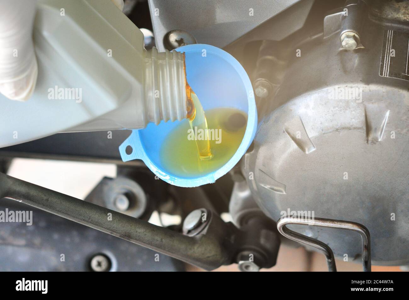 Refueling and pouring oil quality into the engine motorcycle