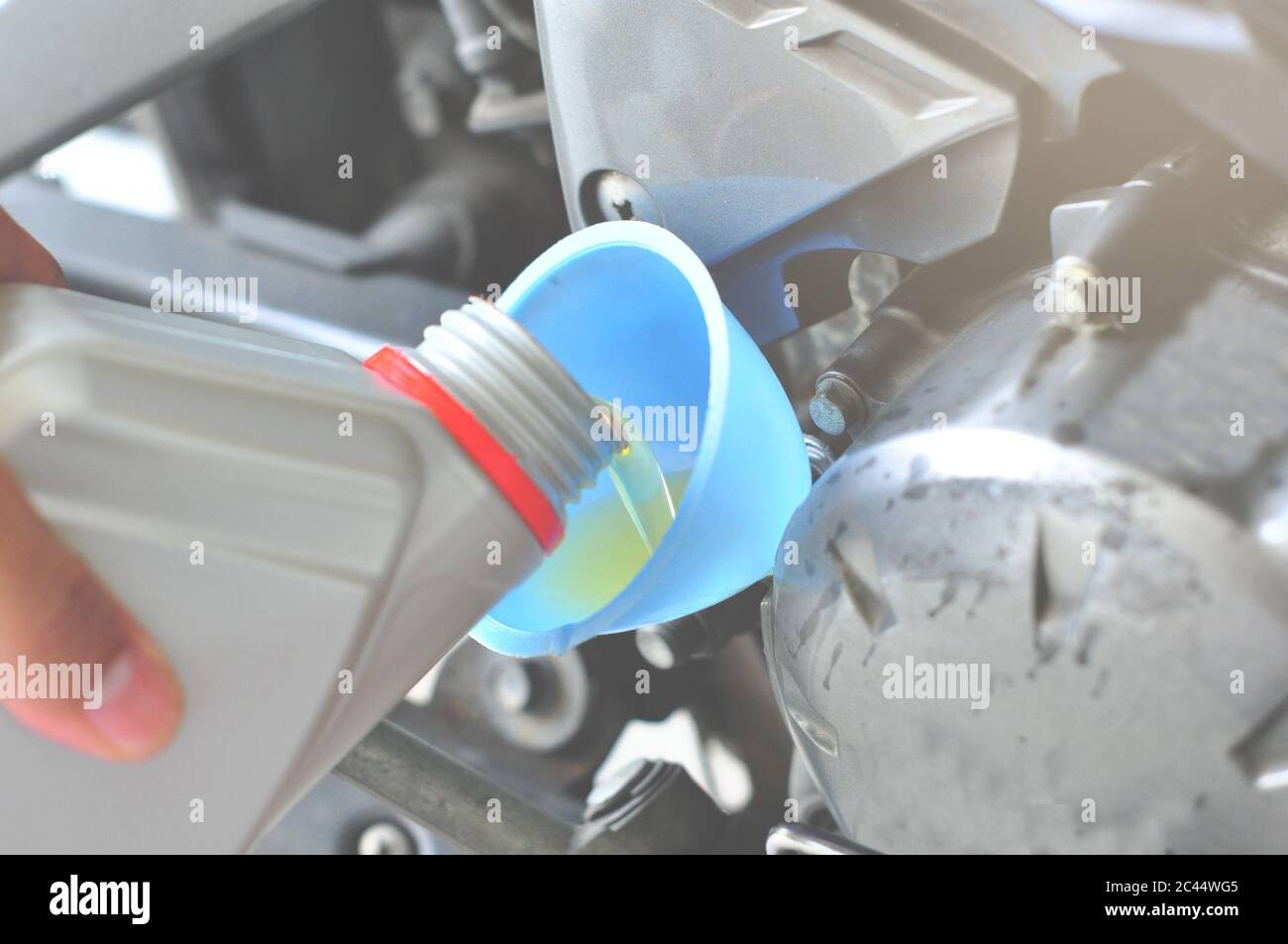 Refueling and pouring oil quality into the engine motorcycle