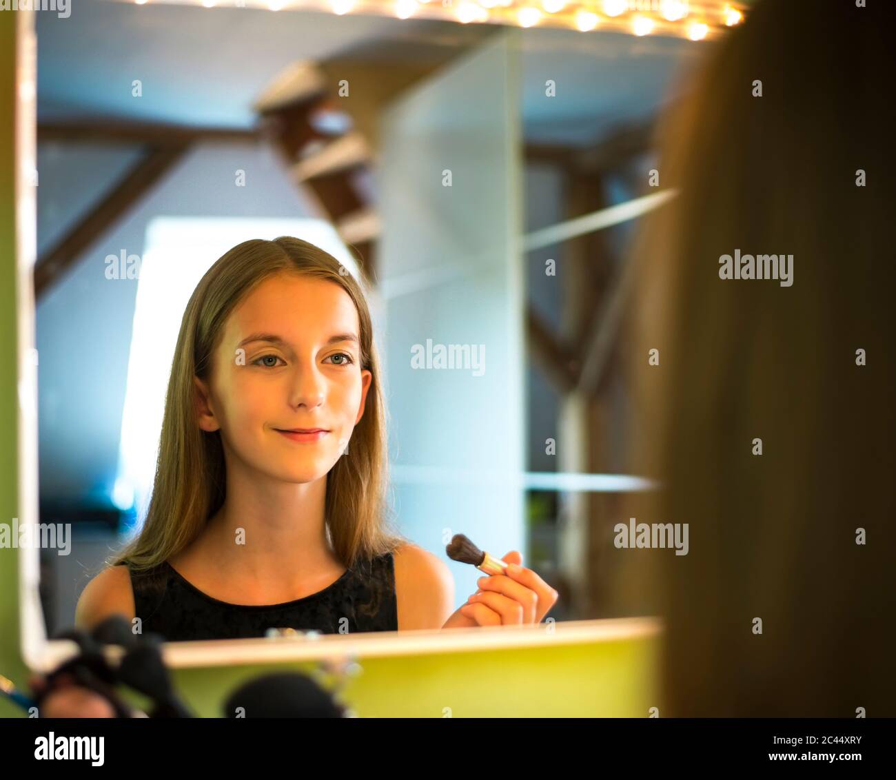 Teenage girl applying makeup hi-res stock photography and images - Alamy