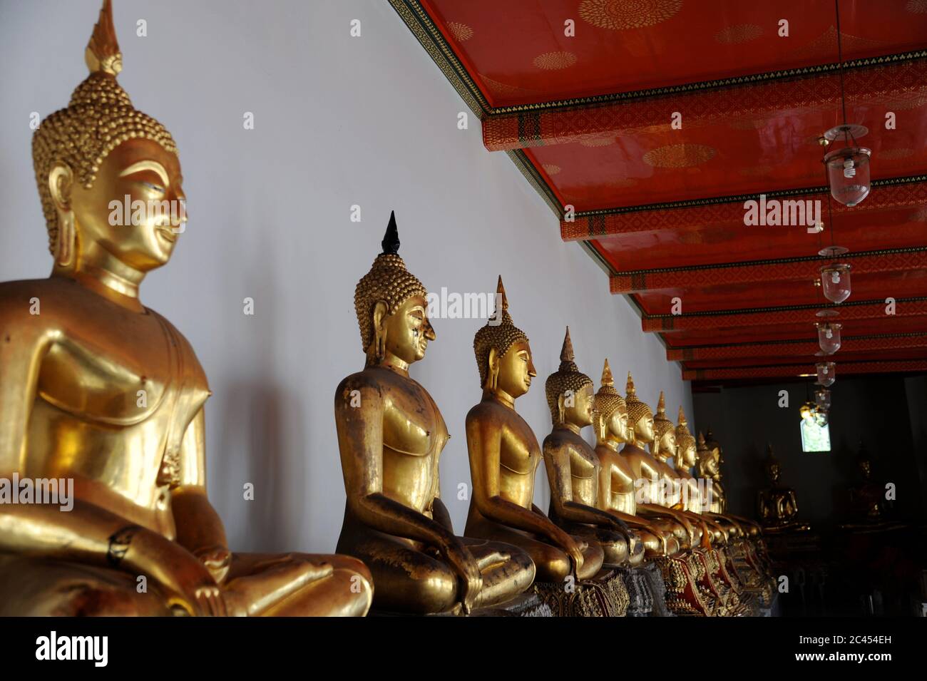 Large gilded buddha hi-res stock photography and images - Alamy