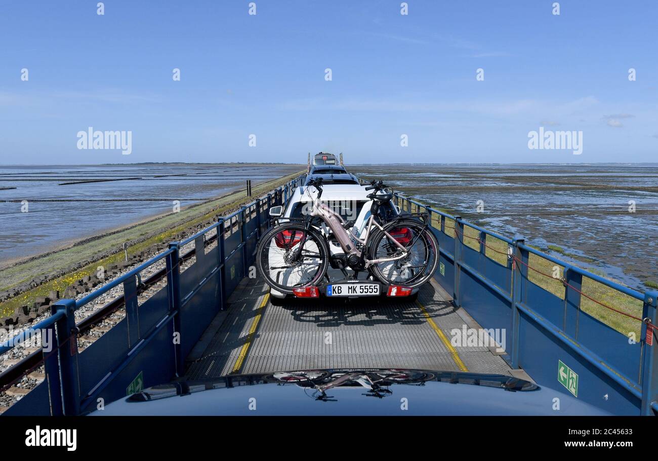 Sylt, Germany. 23rd June, 2020. Cars travel on the Auto Train in the direction of Sylt. (to dpa 'The people are euphoric' - holidays on Sylt in times of Corona') Credit: Carsten Rehder/dpa/Alamy Live News Stock Photo