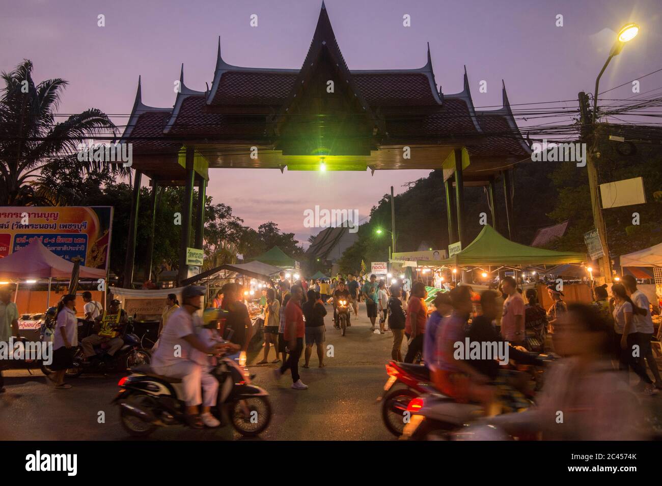 the Nightmarket at the Wat Sa Bua Temple in the city of Phetchaburi or Phetburi in the province of Phetchaburi in Thailand.   Thailand, Phetburi, Nove Stock Photo