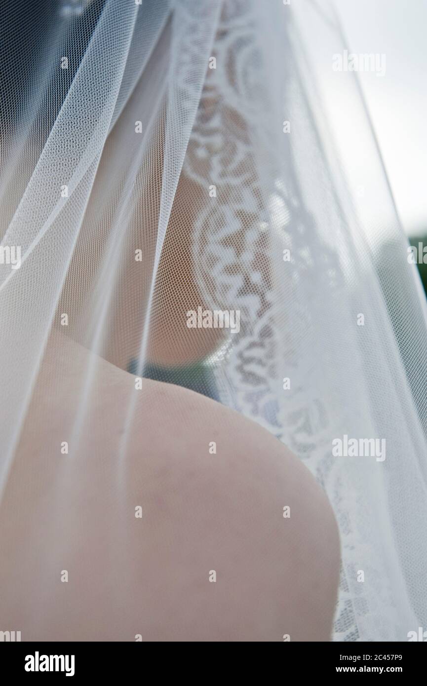 Woman wearing a bridal veil Stock Photo - Alamy