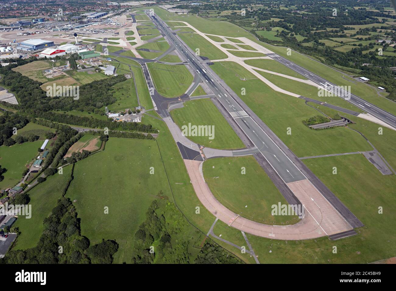 Manchester airport runway 05l hires stock photography and images Alamy