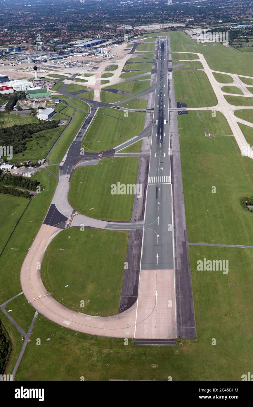 Manchester airport runway 05l hi-res stock photography and images - Alamy
