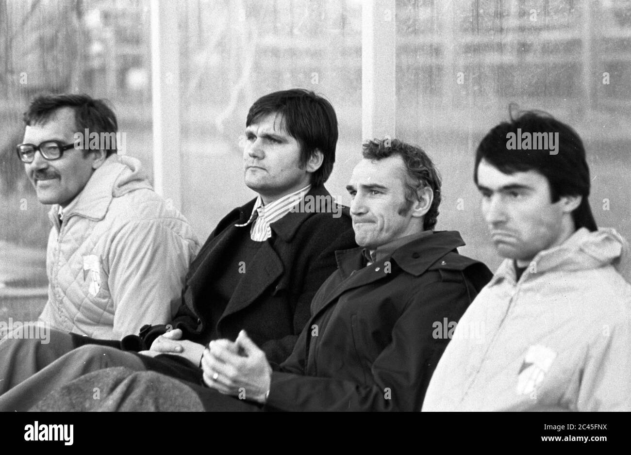 01 January 1979, Saxony, Leipzig: Jena-Bank: Jenas team doctor Dr. Johannes Roth, coach Hans Meyer, co-coach Helmut Stein, substitute goalkeeper Detlef Zimmer (from left to right) - GDR-Oberliga top match 1. FC Lok Leipzig - FC Carl Zeiss Jena 2:1 (Oberliga 1979/1980, 13th matchday) at the Bruno-Plache-Stadium. Exact date of recording not known. Photo: Volkmar Heinz/dpa-Zentralbild/ZB Stock Photo