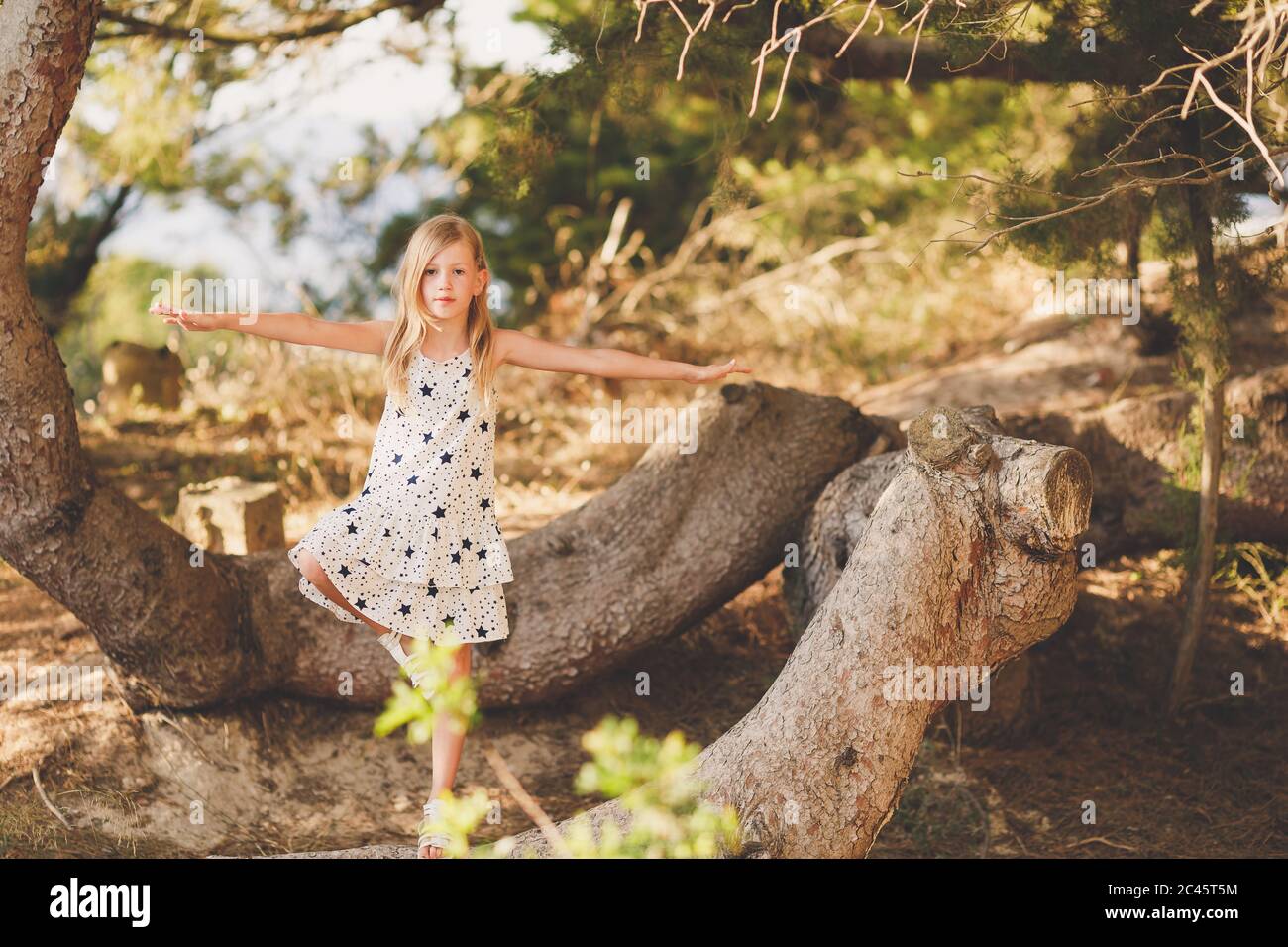 Girl posing with tree hi-res stock photography and images - Alamy