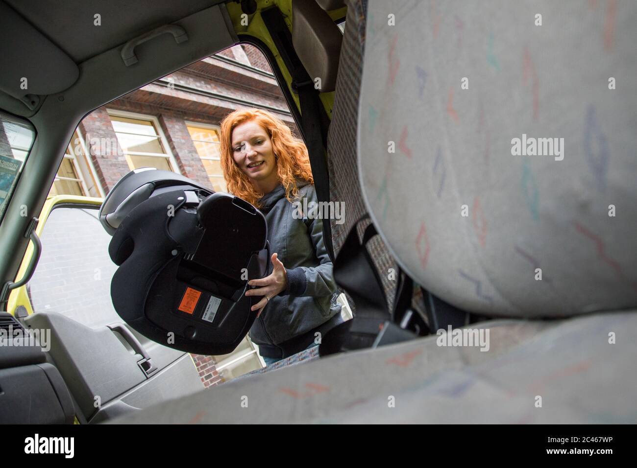 Hamburg, Germany. 05th Dec, 2017. But not without: a child seat is mandatory for all small passengers under the age of twelve or under 1.50 metres. Credit: Christin Klose/dpa-mag/dpa/Alamy Live News Stock Photo