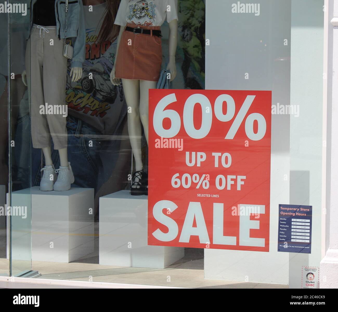 A photograph of Cardiff Queen Street's Topshop store, with 60% off sale  signage Stock Photo - Alamy