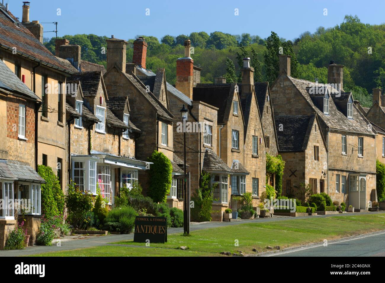 View along the High Street with cotswold stone cottages, Broadway, Cotswolds, Worcestershire, England, United Kingdom, Europe Stock Photo