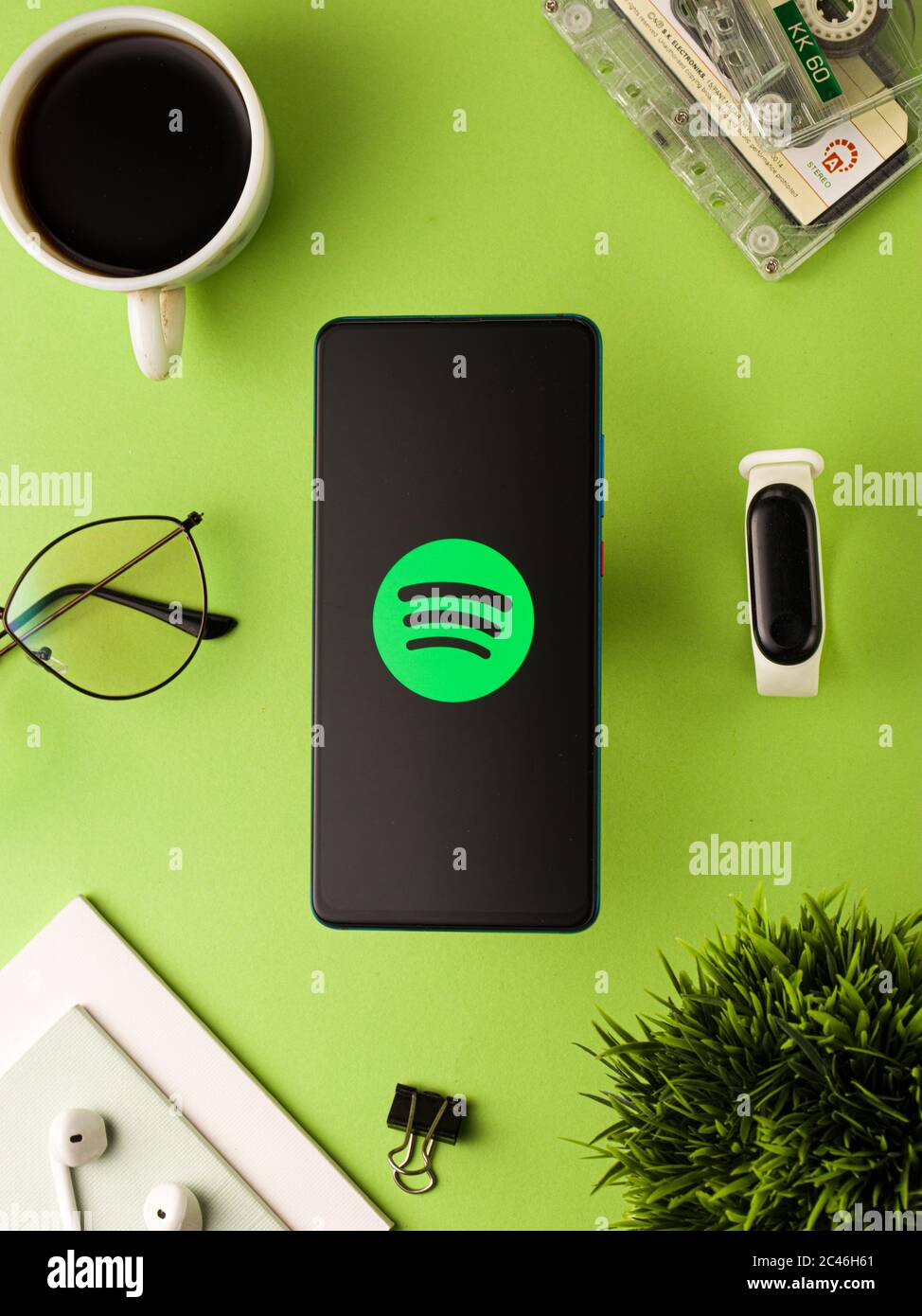 Spotify Logo Headphones Hi-res Stock Photography And Images - Alamy
