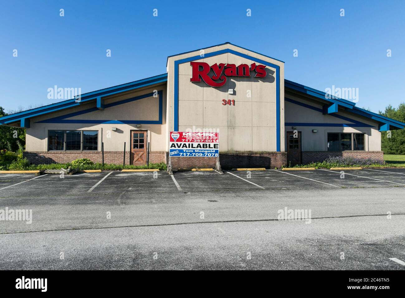 A logo sign outside of a closed and abandoned Ryan's Buffet restaurant location in Hanover, Pennsylvania on June 12, 2020. Stock Photo
