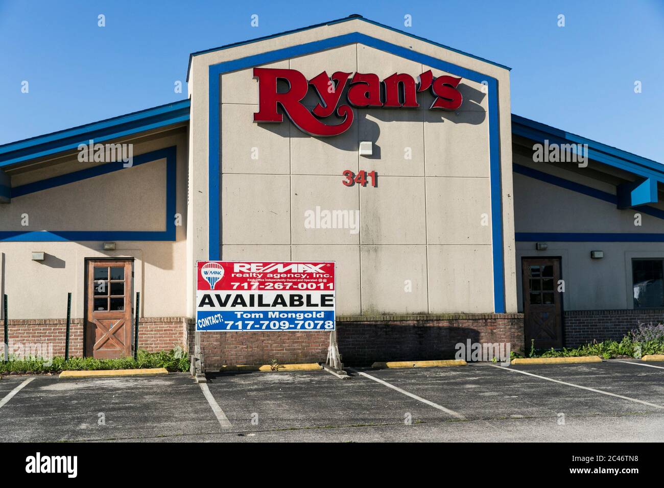 A logo sign outside of a closed and abandoned Ryan's Buffet restaurant location in Hanover, Pennsylvania on June 12, 2020. Stock Photo
