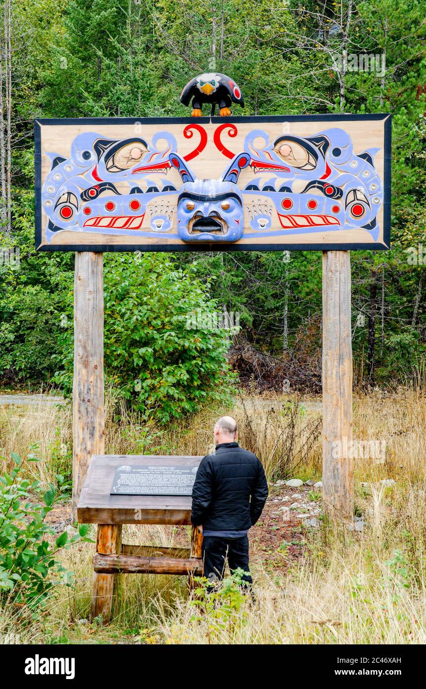 Bella coola carved nuxalk first nations memorial pole hires stock