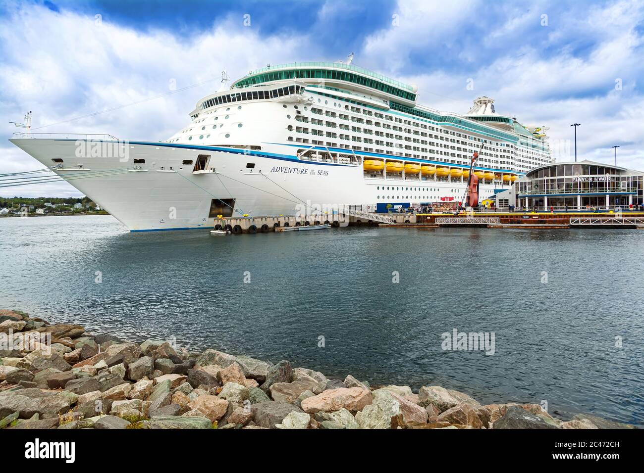 Tender boat dock hi-res stock photography and images - Page 2 - Alamy