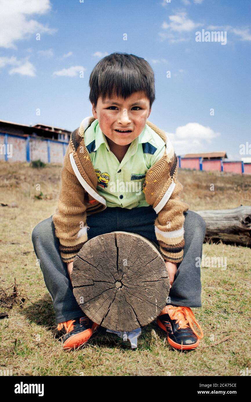 OTUZCO, PERU - Sep 12, 2018: Niño en pobreza en el interior del Perú , mirando una cámara  por primera vez Stock Photo