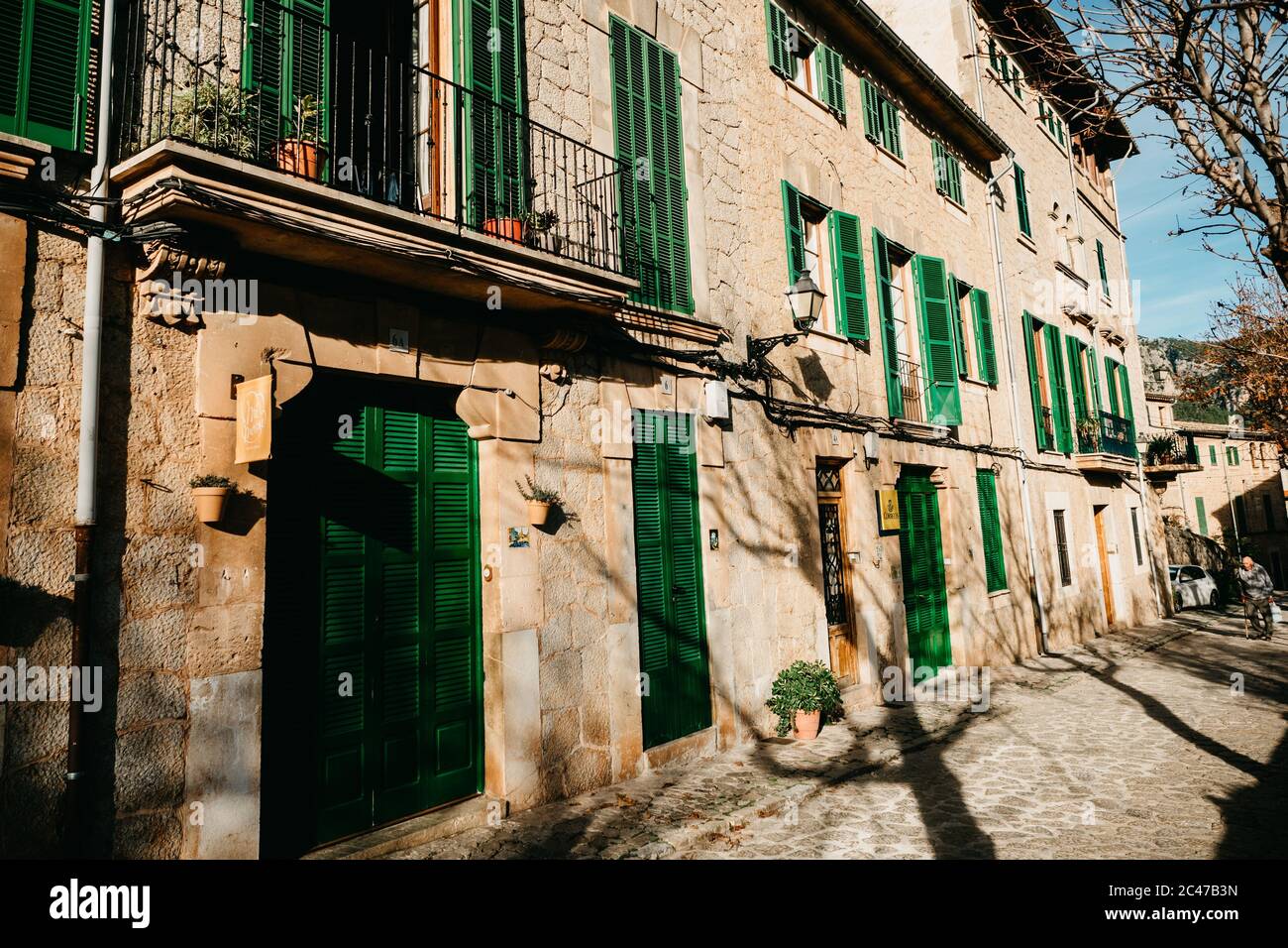 Brick building green door hi-res stock photography and images - Alamy