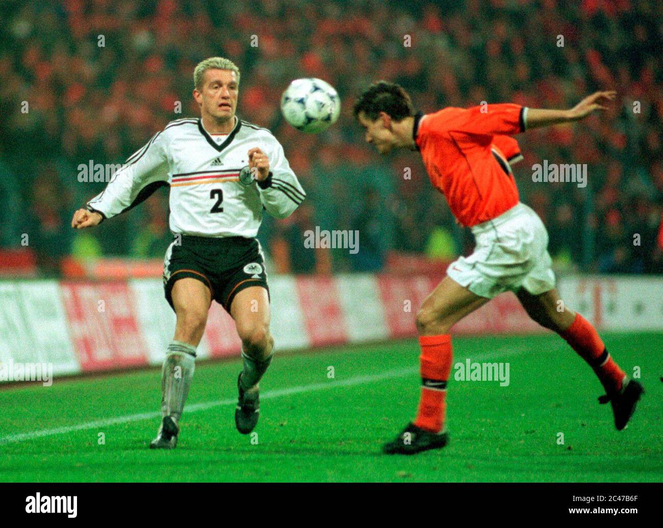 Football, international friendly match 18.11.1998, Germany vs Netherlands 1:1 — Thomas STRUNZ (GER) , Marc VAN HINTUM (NED) Stock Photo