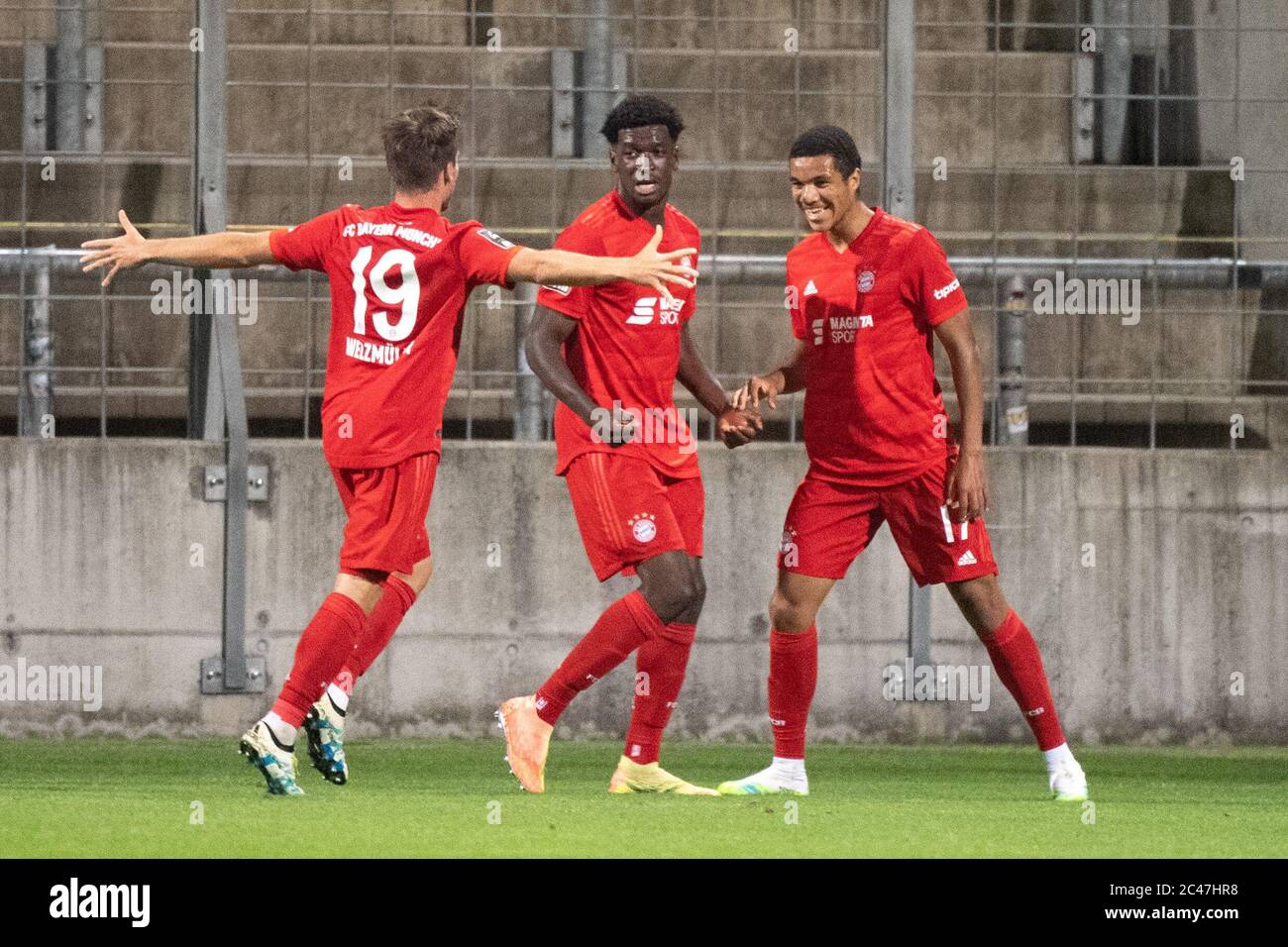 Munich, Germany. 30th Jan, 2023. Soccer: 3rd league, TSV 1860 Munich - Dynamo  Dresden, Matchday 20, Stadion an der Grünwalder Straße. The players of  Munich cheer about the goal for 1:0. Credit