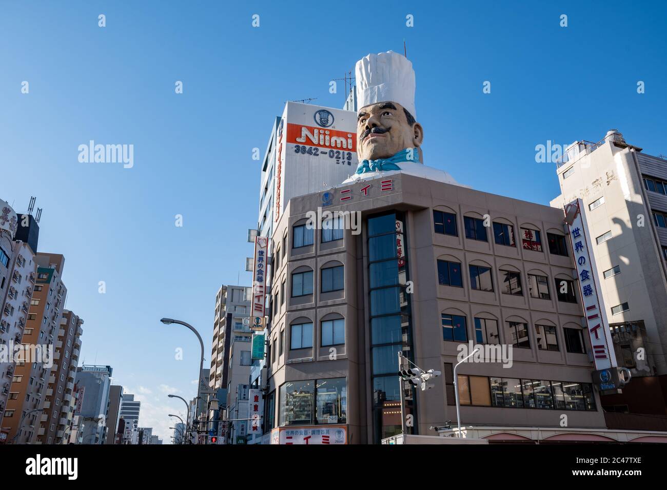 Niimi Western Tableware shop in Asakusa. On the rooftop of the building there is its distinctive 'Jumbo Cook' statue. Kappabashi dori, Tokyo, Japa Stock Photo