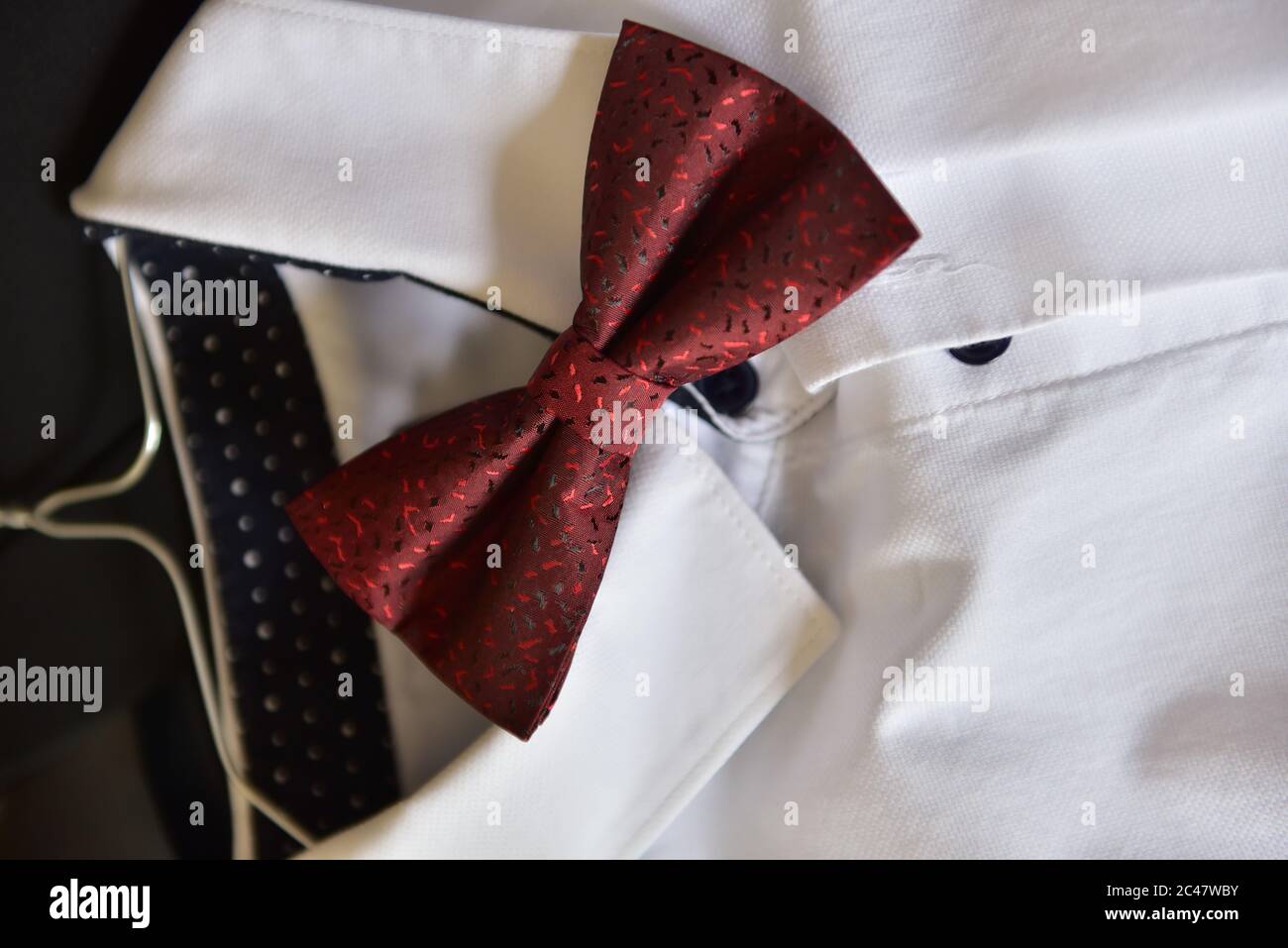 Guy wearing shirt too small hi-res stock photography and images - Alamy