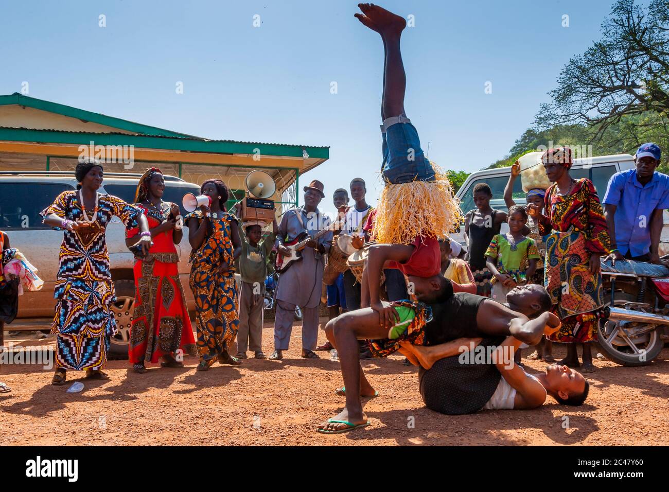 African dancer with musicians in Kabala, Sierra Leone Stock Photo