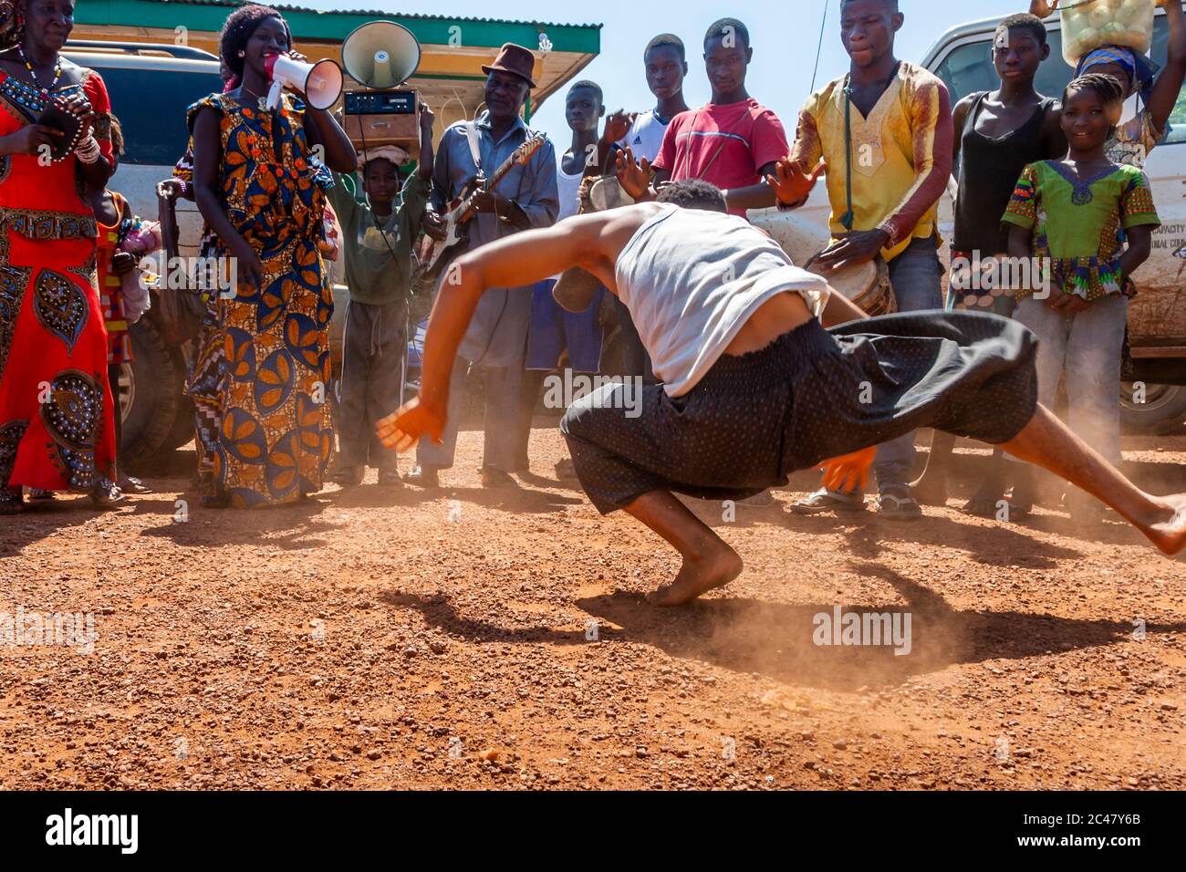African dancer with musicians in Kabala, Sierra Leone Stock Photo