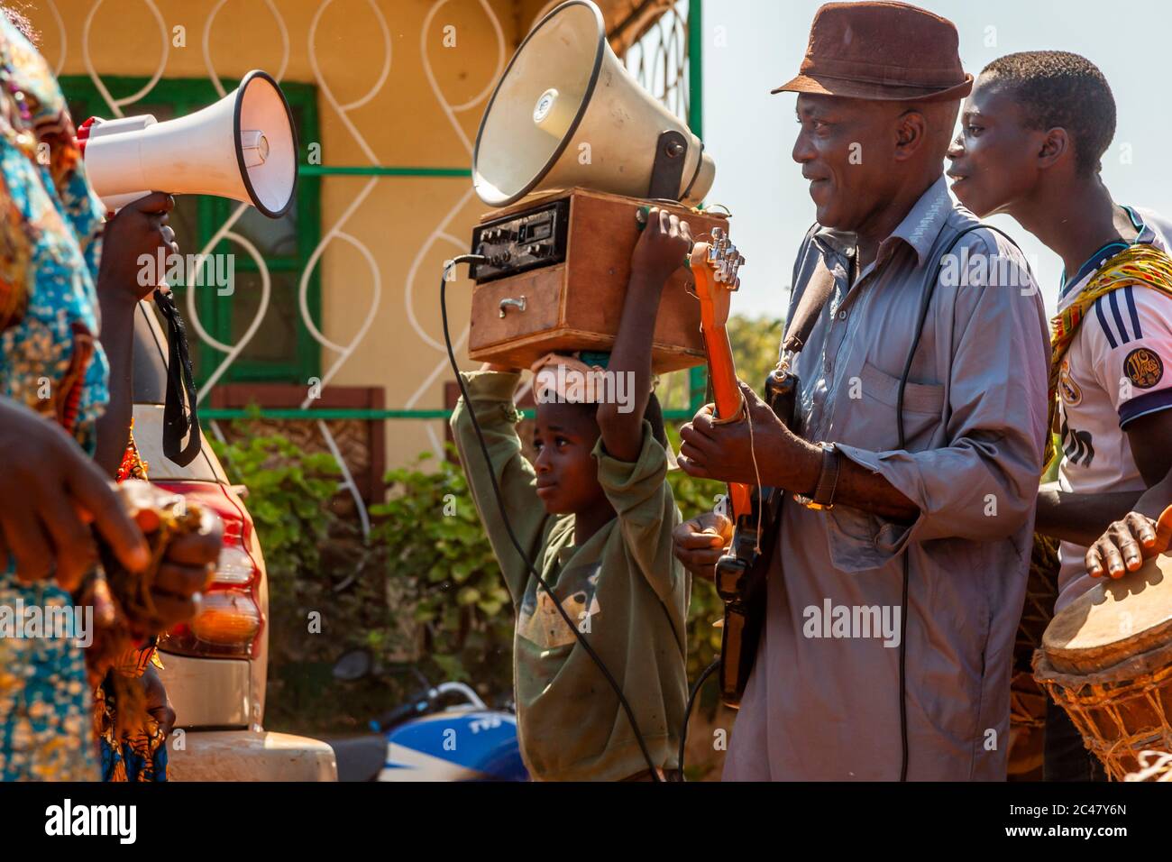 African dancer with musicians in Kabala, Sierra Leone Stock Photo