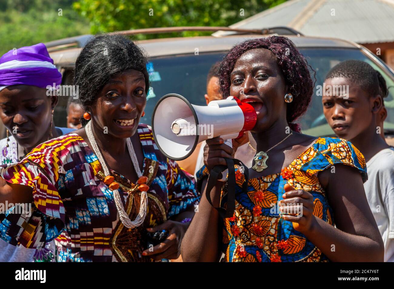 African dancer with musicians in Kabala, Sierra Leone Stock Photo