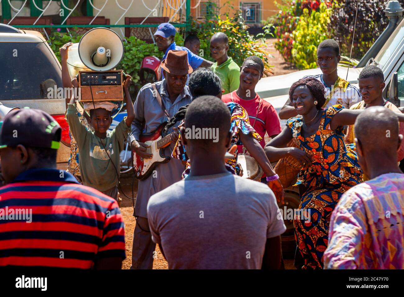 African dancer with musicians in Kabala, Sierra Leone Stock Photo