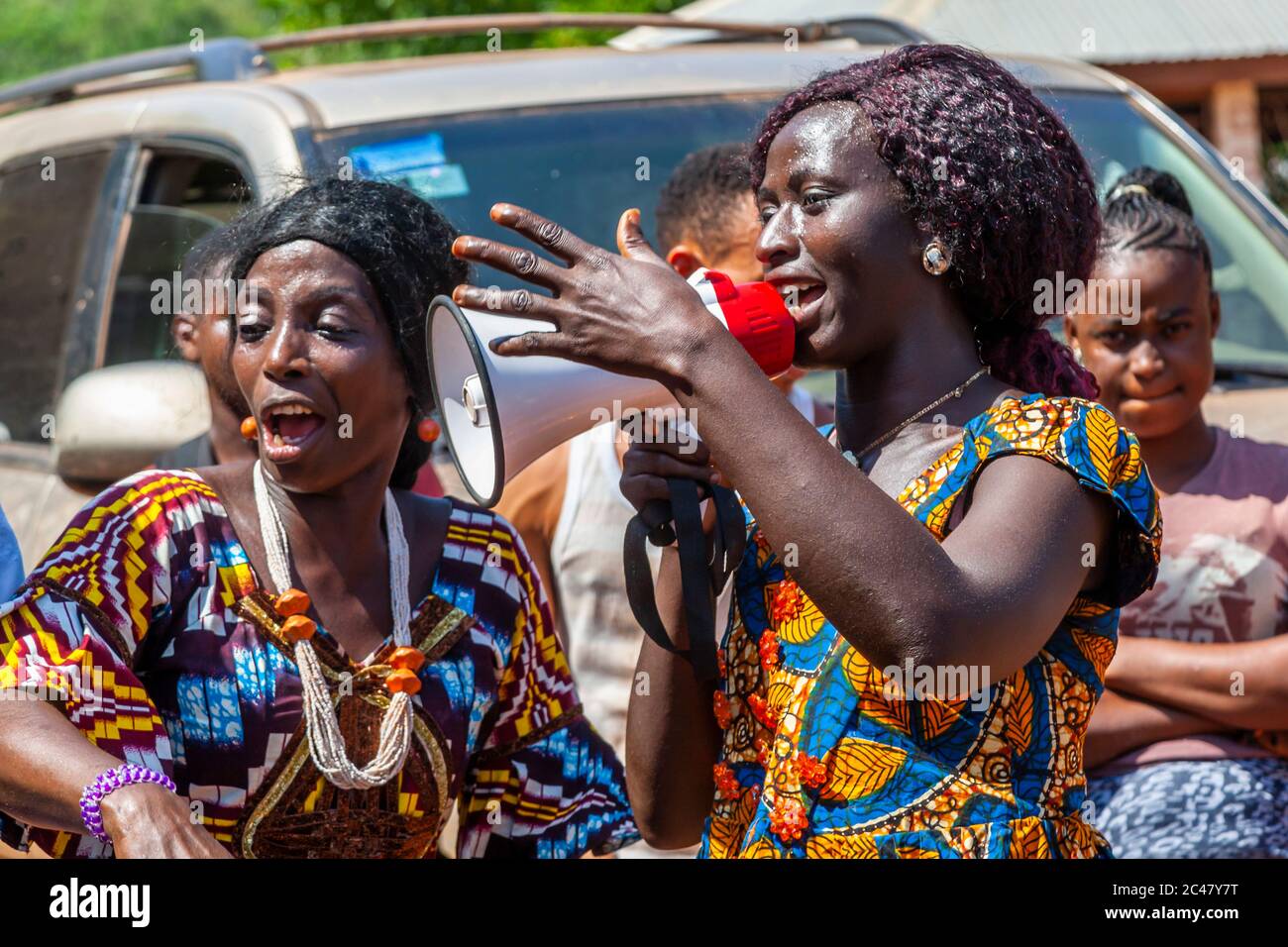 African dancer with musicians in Kabala, Sierra Leone Stock Photo