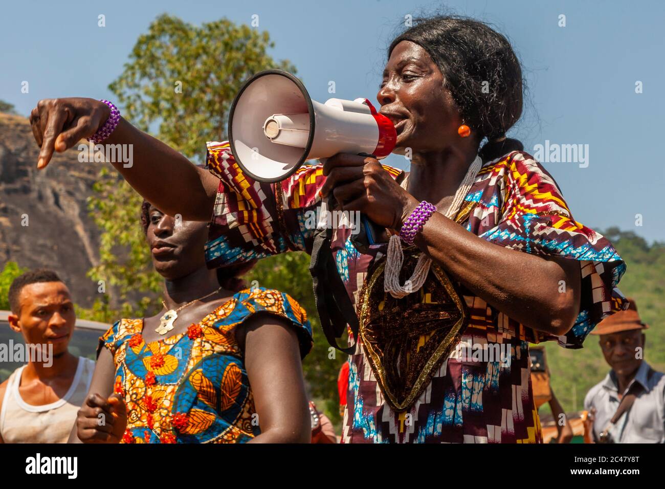 African dancer with musicians in Kabala, Sierra Leone Stock Photo
