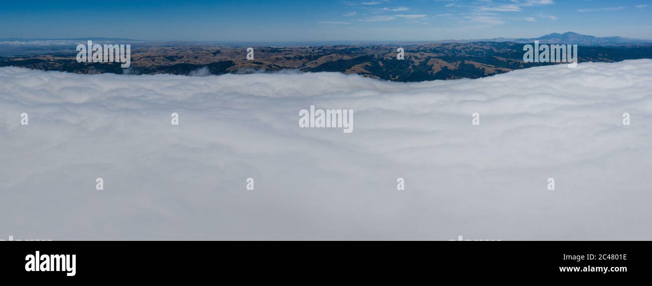 https://c8.alamy.com/comp/2C4801E/the-marine-layer-has-seeped-over-the-san-francisco-bay-region-this-air-mass-develops-over-the-ocean-in-the-presence-of-a-temperature-inversion-2C4801E.jpg