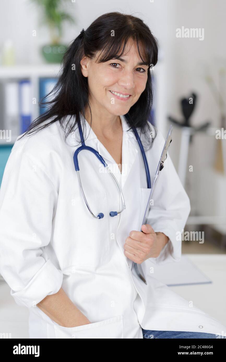 portrait of a smiling senior doctor Stock Photo - Alamy