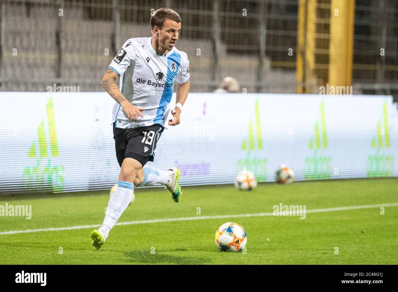 Munich, Germany. 30th Jan, 2023. Soccer: 3rd league, TSV 1860 Munich - Dynamo  Dresden, Matchday 20, Stadion an der Grünwalder Straße. Fynn-Luca  Lakenmacher (l) of Munich and Tim Knipping of Dresden fight