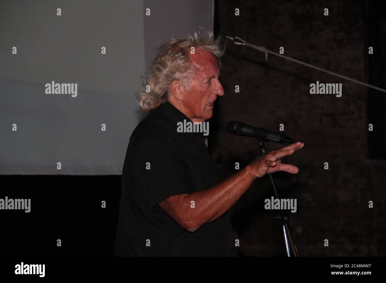Director John Pilger speaking before the start of the free open-air screening of his film ‘Utopia’ at The Block in Redfern, Sydney. Stock Photo