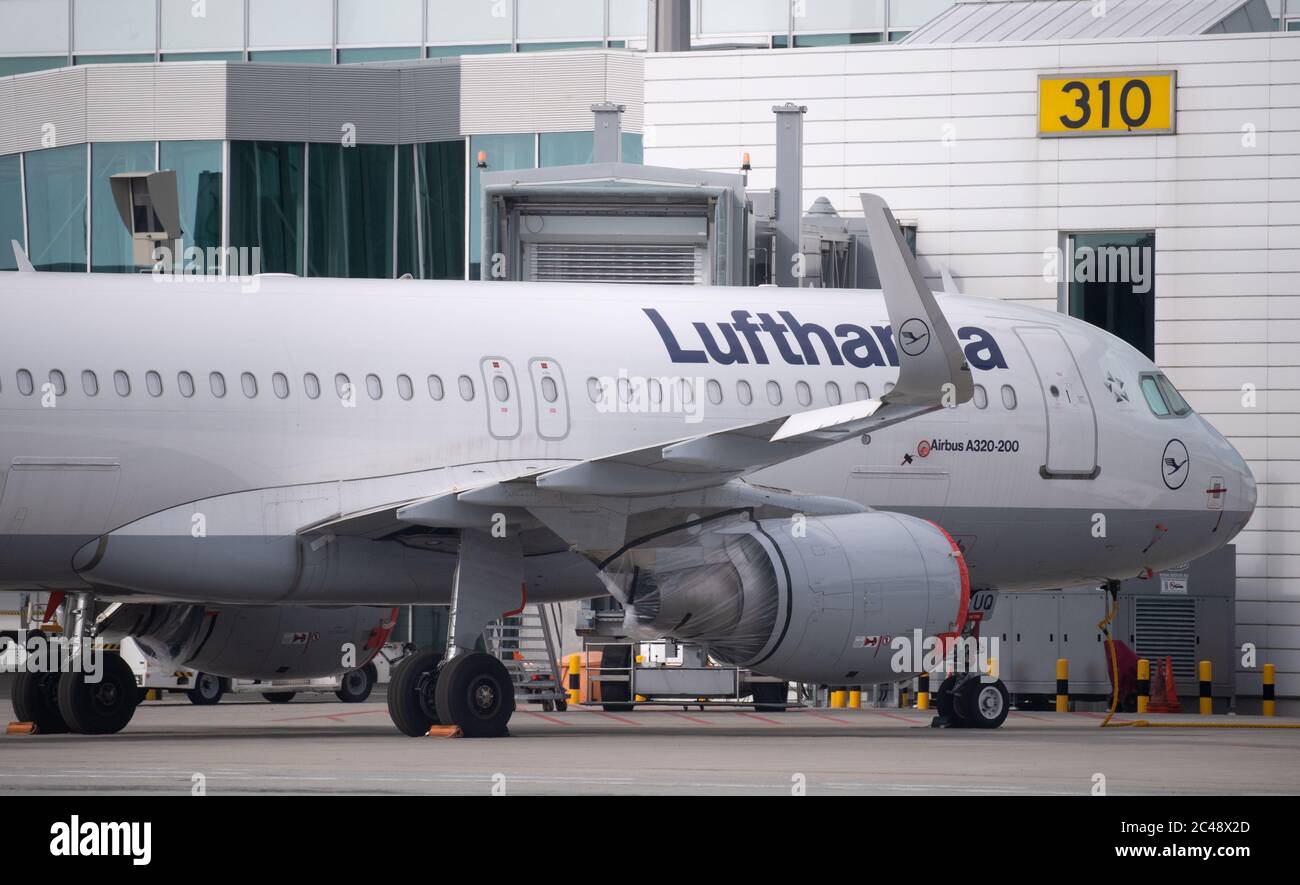 Munich, Germany. 25th June, 2020. A Lufthansa Airbus 320 (A320) is parked on the apron at Munich Airport. The company's shareholders will decide at the Extraordinary General Meeting on June 25, 2020 whether or not they want the state to become a shareholder for around 300 million euros. Credit: Sven Hoppe/dpa/Alamy Live News Stock Photo