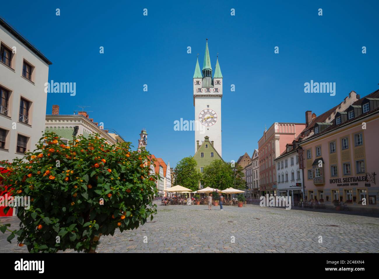 Straubing in Niederbayern, Ortskern Theresienplatz und Stadtturm im Sommer bei blauem Himmel Stock Photo