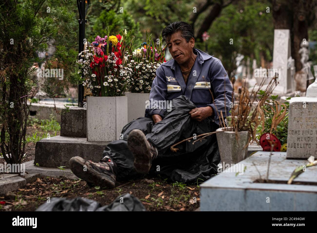 Mexiko Stadt, Mexico. 24th June, 2020. An employee of a funeral parlor, who works in the municipal pantheon of San Isidro in the office of the mayor of Azcapotzalco, is preparing for the funeral of a person who died with a coronavirus infection. Credit: Jacky Muniello/dpa/Alamy Live News Stock Photo