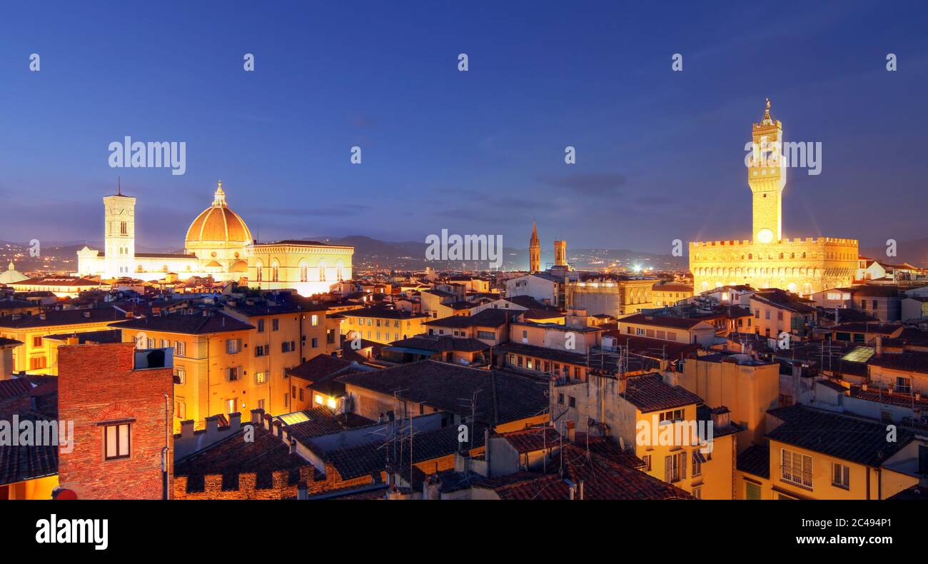Panoramic skyline at twilight of Florence, Italy dominated by the famous Duomo (Basilica of Saint Mary of the Flower) and the Palazzo Vecchio (origina Stock Photo