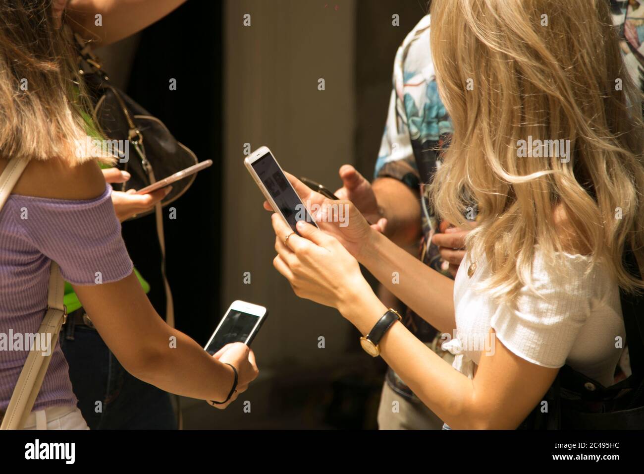 Using Internet With Friends Photo Teenager outdoor interview hi-res stock photography and images - Alamy