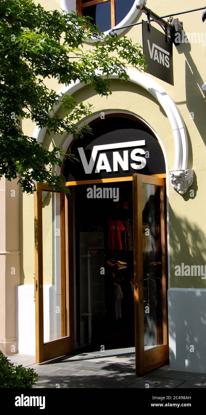 Uitgang pad kaping Vans Shop front at Las Rozas outlet shopping Madrid Spain Stock Photo -  Alamy